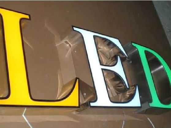 大田介绍LED招牌的基础知识。